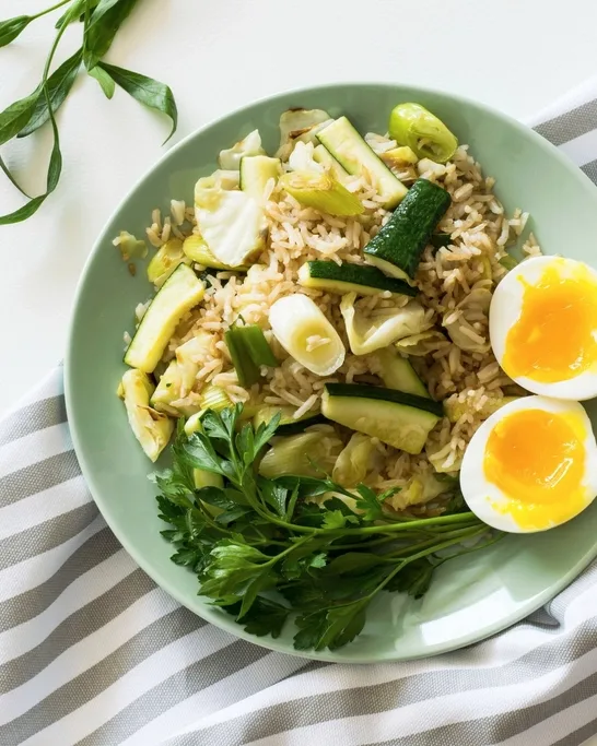Plato de arroz con verduras y huevo cocido