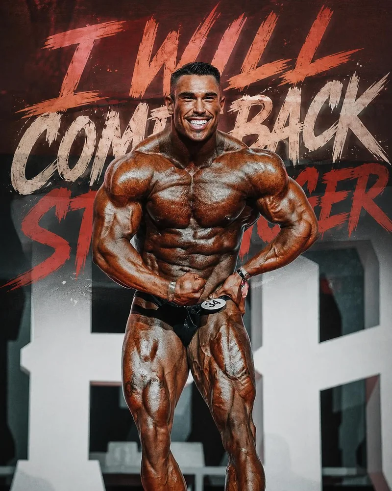 Víctor Toledo posando sobre la tarima en una competición IFBB